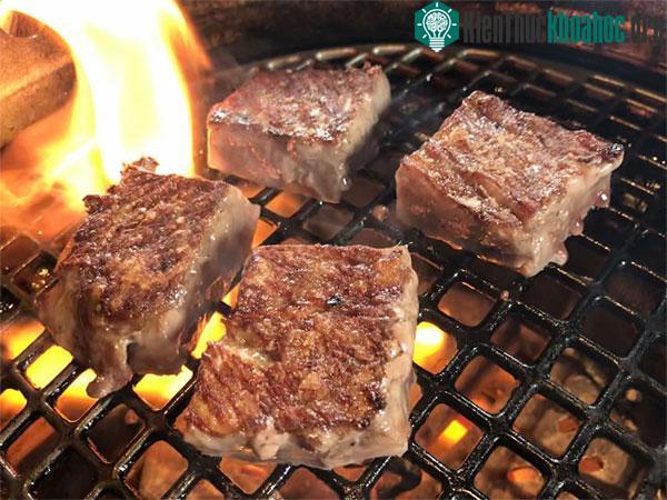 Thịt bò Olive Wagyu trên vỉ nướng.