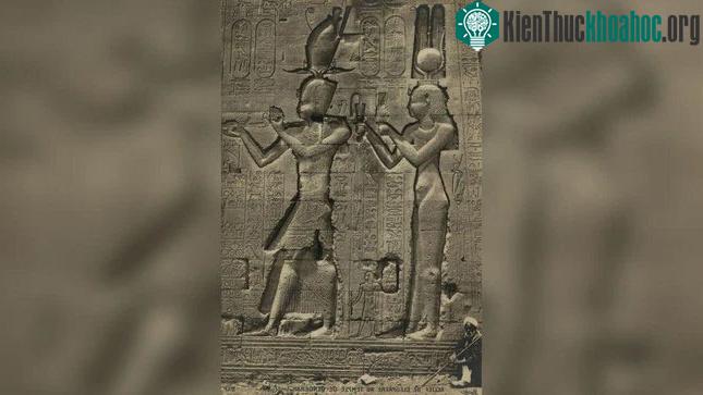 Bức điêu khắc hình ảnh nữ hoàng Cleopatra VII và con trai của mình Caesarion