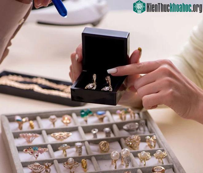 . Ánh sáng trong các cửa hàng trang sức và ánh sáng mặt trời luôn có lợi cho trang sức.&nbsp;