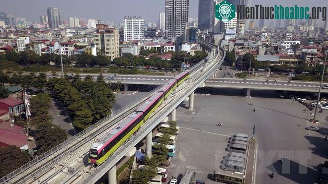 Đoàn tàu Nhổn-ga Hà Nội chạy qua nút giao thông ngã tư Cầu Giấy-Láng.
