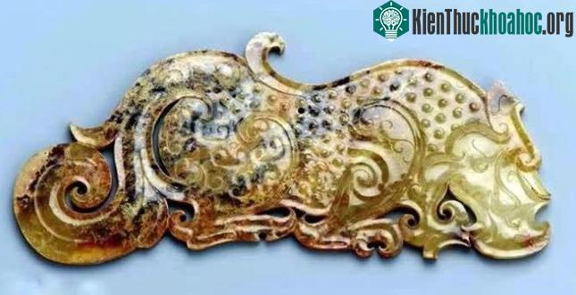 Gây sửng sốt nhất là kim bài sư tử vàng nặng 1 tấn, được chạm khắc sống động như thật.