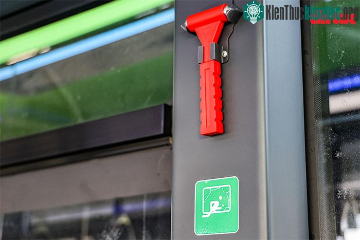 Mỗi chiếc xe buýt điện đều được trang bị 6 búa thoát hiểm trong trường hợp khẩn cấp.