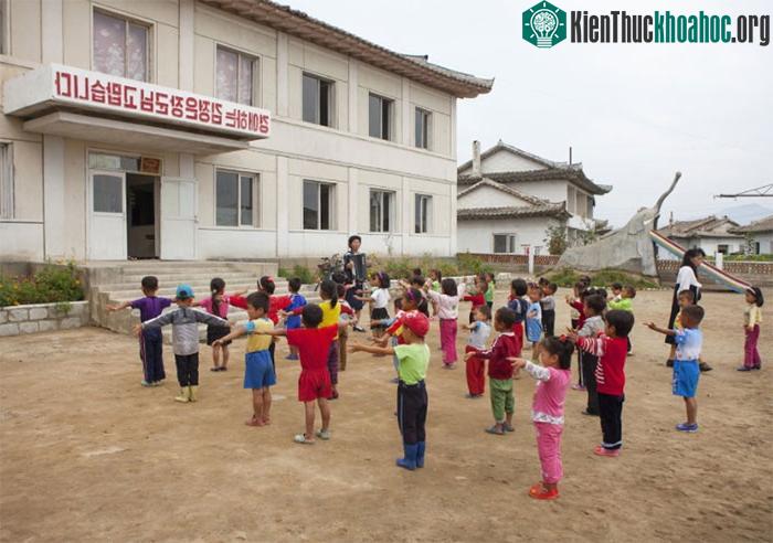 Học sinh được đệm đàn accordion để tập thể dục buổi sáng