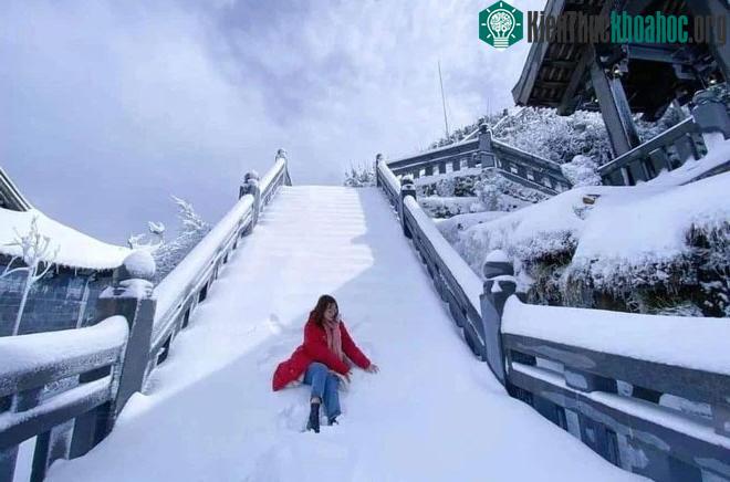 Tuyết bất ngờ phủ trắng đỉnh Fansipan ngày cuối tuần, sắp tới nhiệt độ sẽ giảm rất sâu ảnh 5