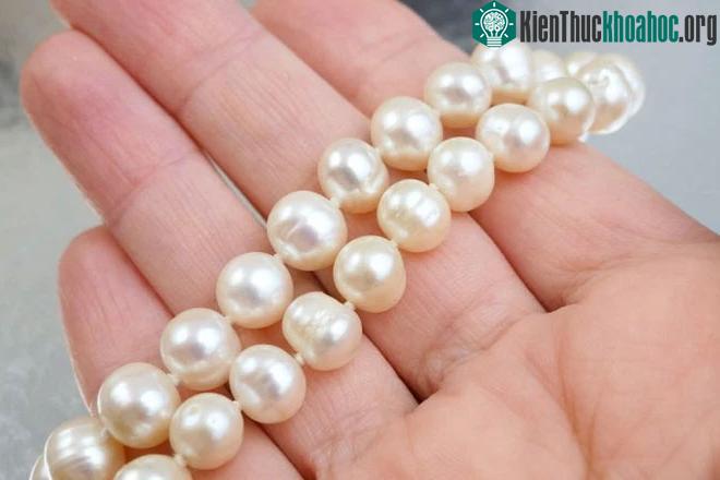Ngọc trai giả thường trượt qua nhau.