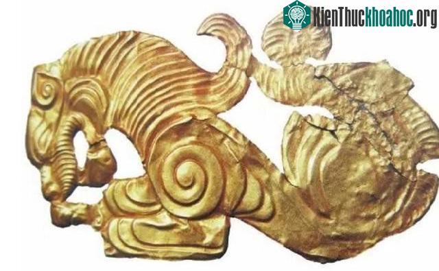 Tấm kim bài bằng vàng vô cùng tinh xảo.