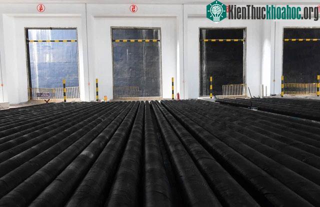 Nhà máy có 14 cửa đổ rác được thiết kế phù hợp với từng loại xe khác nhau.
