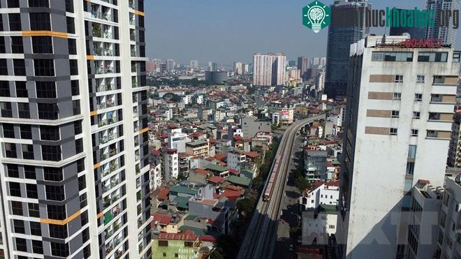 Đoàn tàu Nhổn-ga Hà Nội chạy thử trên tuyến.