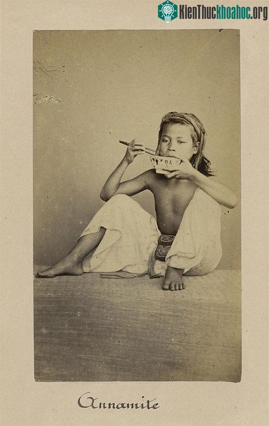 Cậu bé ăn cơm.