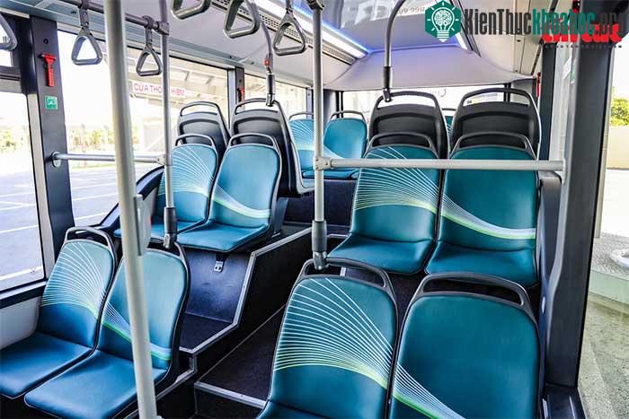 Xe được bố trí 28 chỗ ngồi, 39 chỗ đứng và 1 chỗ để xe lăn.