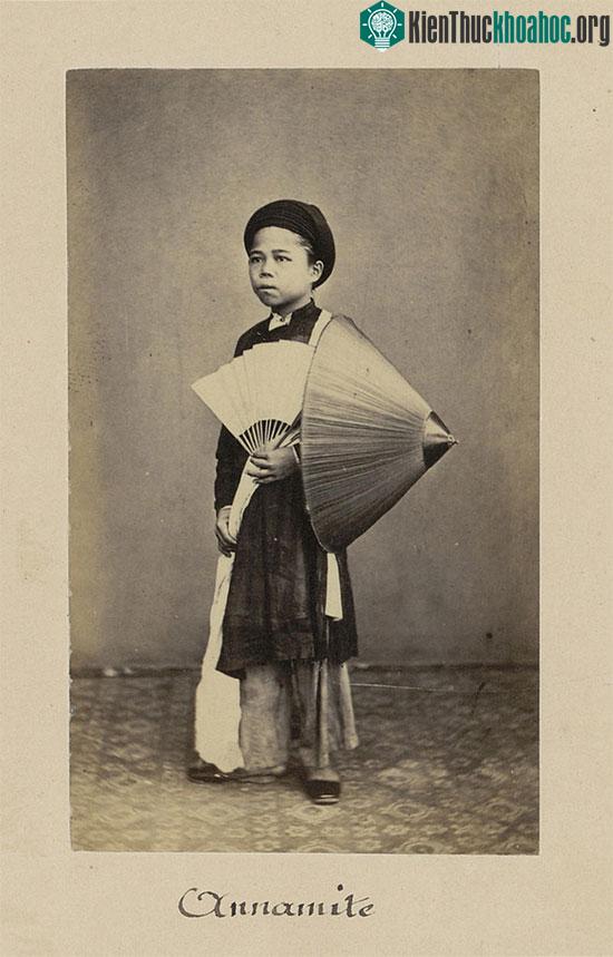 Cậu bé con nhà gia giáo.