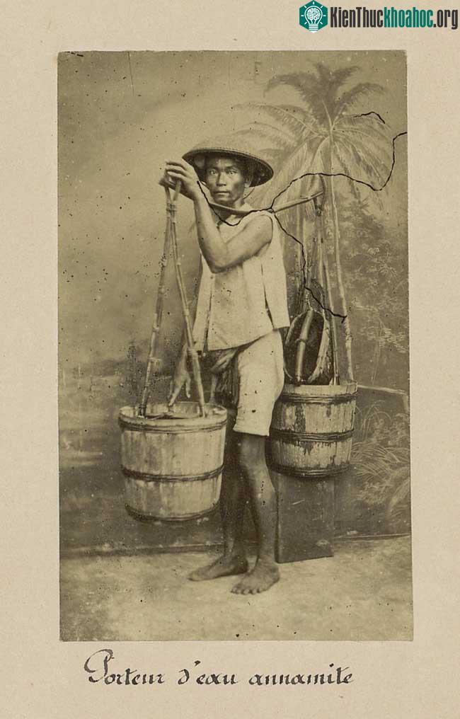 Chân dung người gánh nước thuê.