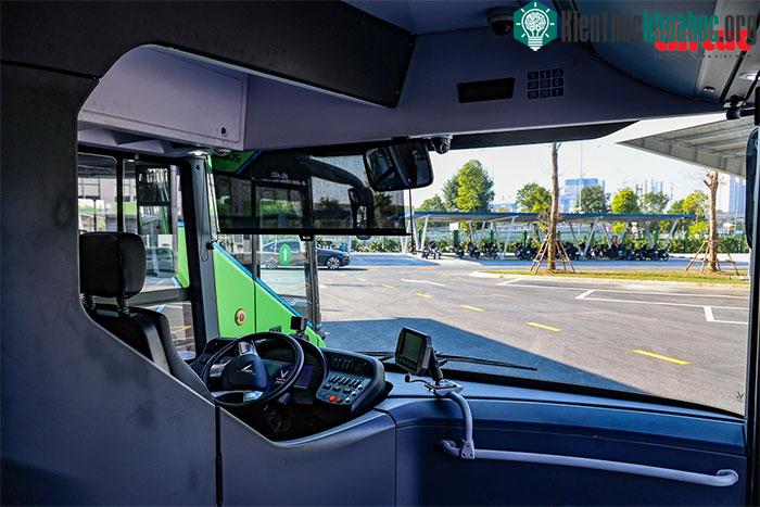 Khoang lái được bố trí màn hình thông minh và camera an ninh kiểm soát hành vi người lái.