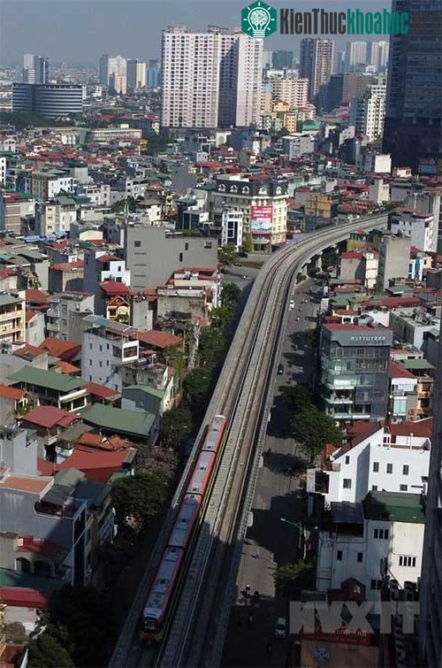 Đoàn tàu chạy trên đường Cầu Giấy.