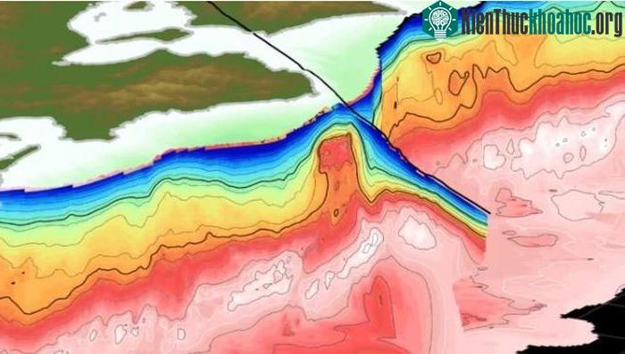 Tảng đá Kumano Pluton là phần lồi lên màu đỏ trong bức ảnh 3D.