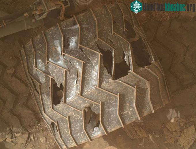 Bánh xe của robot sao Hỏa Curiosity hôm 27/1/2022.