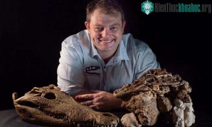 Tiến sĩ White và hóa thạch cá sấu Broken Dinosaur Killer.