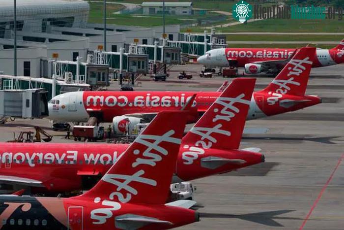Vị khách "không mời mà đến" khiến máy bay của hãng AirAsia phải đổi hướng bay.