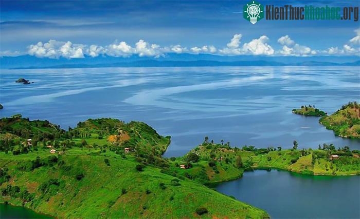 &nbsp;Vẻ đẹp yên ả phía bên trên mặt hồ Kivu.