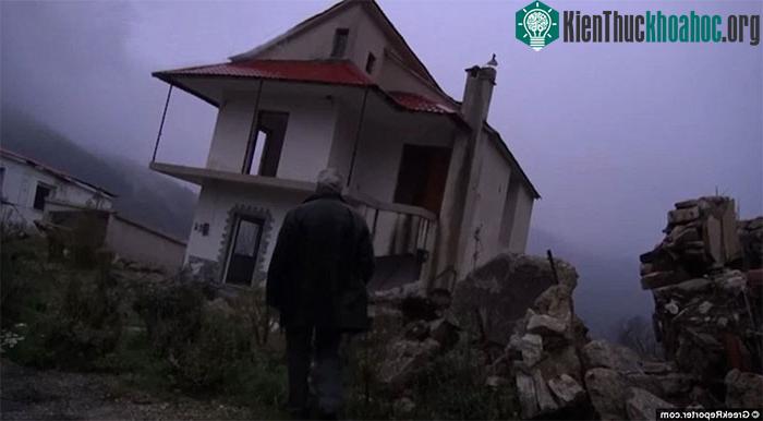 Nhà thờ nghiêng quái dị ở "làng ma" đáng sợ nhất thế giới ảnh 0