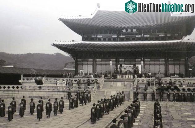 Chiêu "lạ" của triều đình giúp quan lại thời xưa chống đói khi thiết triều ảnh 0