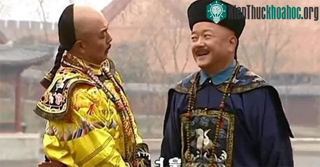 Hòa Thân cậy mình được Càn Long ưu ái nên đã tham ô không ít tiền bạc, châu báu