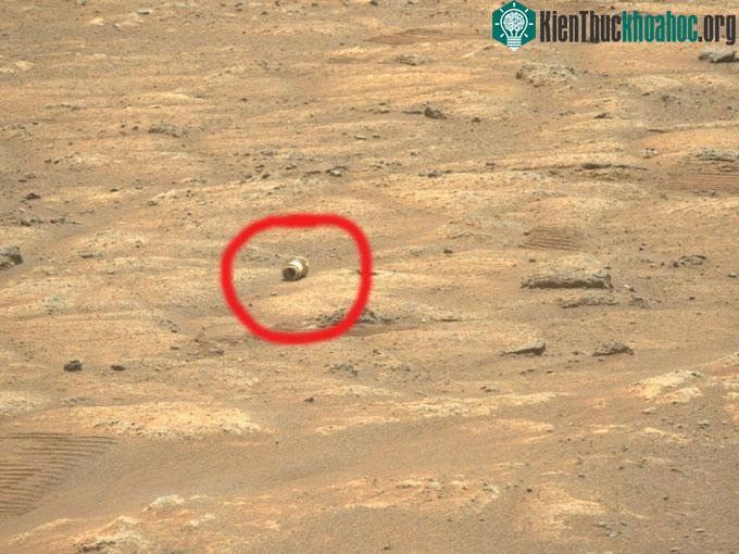Robot Perseverance của NASA hôm 16/2 chụp ảnh đầu mũi khoan nó thải bỏ năm ngoái.