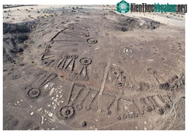 Một "đại lộ tang lễ" bao quanh bởi hàng loạt ngôi mộ niên đại khoảng 4.500 năm ở Saudi Arabia.