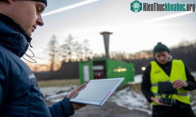 Các nhà nghiên cứu thử nghiệm thiết bị chống khói mù.