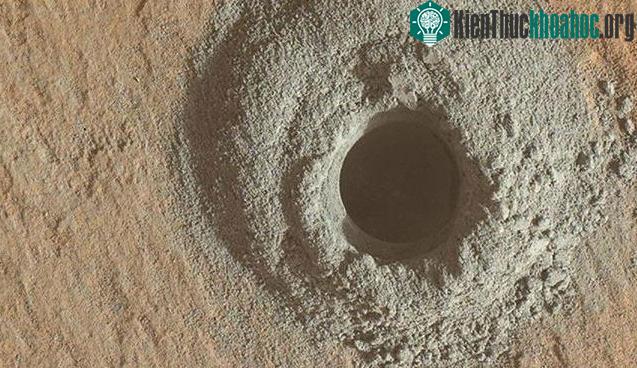 Một lỗ khoan đào trầm tích của Curiosity