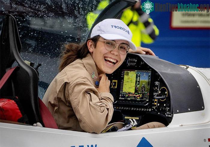 Nữ phi công 19 tuổi Zara Rutherford.