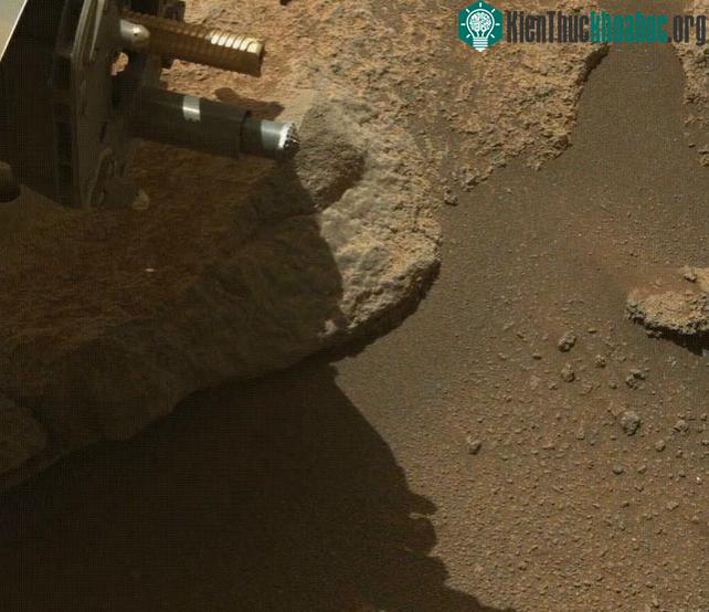 Robot NASA trên sao Hỏa phun đá để thoát "nghẹn" ảnh 0