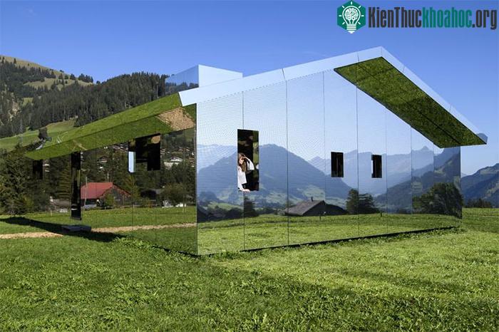 Nghệ sĩ người Mỹ Doug Aitken đã thiết kế ra ngôi nhà đặc biệt này.