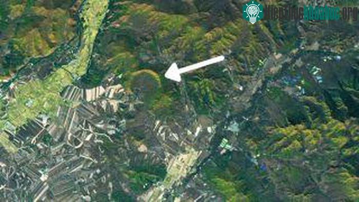 Miệng núi lửa Yilan trong ảnh chụp của vệ tinh Landsat.