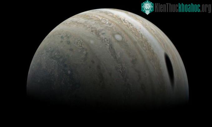 Sao Mộc cùng với bóng của mặt trăng Ganymede.