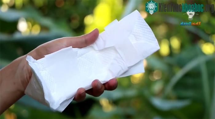Băng vệ sinh vô trùng và có khả năng thấm hút cao, có thể dùng làm băng vết thương.