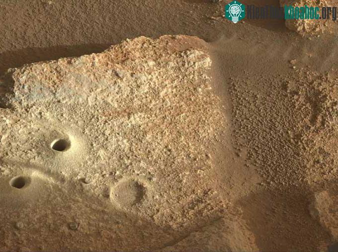 Máy ảnh Mastcam-Z của Perseverance chụp ảnh hai mũi khoan trên tảng đá Issole.