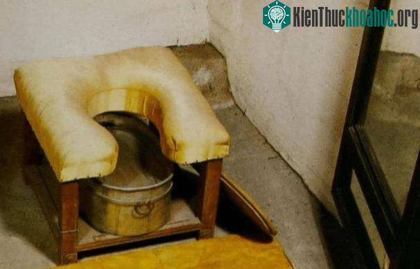 Chiếc thùng (bô) bằng gỗ đàn hương cao cấp của Từ Hi.