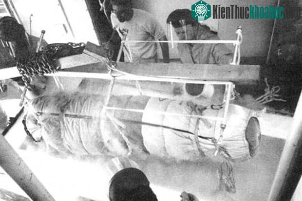Việc làm lạnh được thực hiện nhanh chóng ngay sau khi Bedford trút hơi thở sau cùng