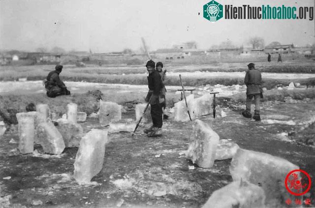 Công đoạn cắt khối băng.