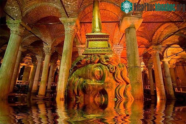 Bể chứa nước Basilica Cistern là địa điểm tham quan du lịch nổi tiếng tại Istanbul.&nbsp;
