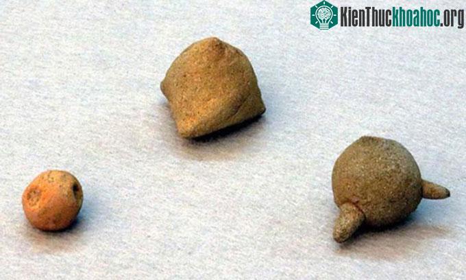 Những viên đất sét được tìm thấy tại tàn tích Lâu đài Hachioji.