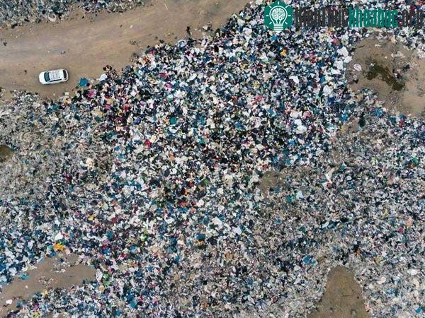 Sa mạc Atacama ngập trong biển quần áo vứt đi khi được chụp từ trên cao.