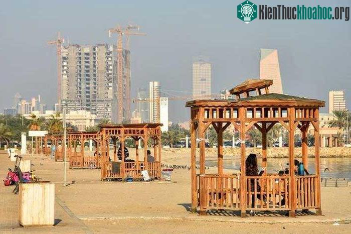 Người dân tránh nắng trong nhà chòi trên bãi biển Shuwaikh ở thành phố Kuwait.