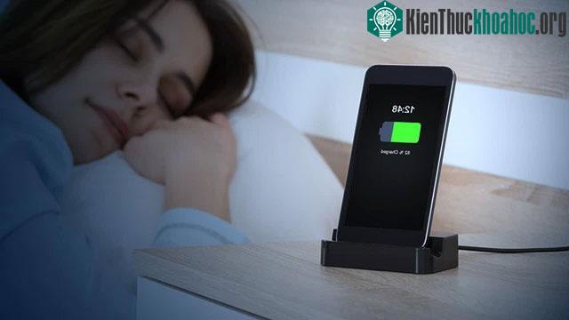 Nghiên cứu mới: Sạc điện thoại vào ban đêm có thể dẫn tới bệnh béo phì và tiểu đường ảnh 1