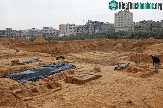 Một số ngôi mộ được khai quật tại công trường.