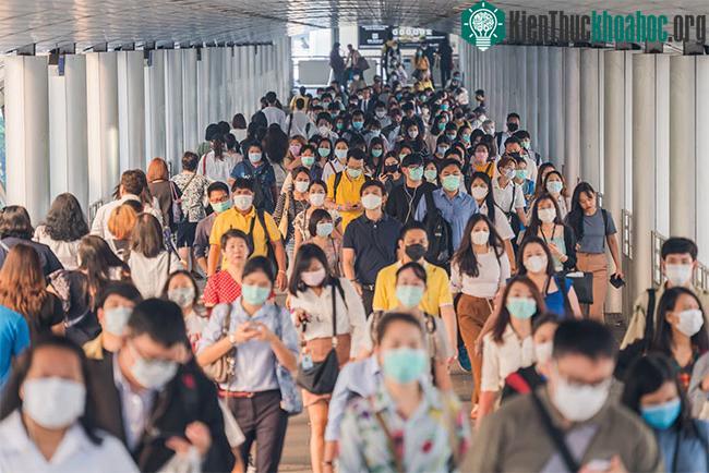 Hiện nay, đeo khẩu trang là một phần tất yếu của cuộc sống.
