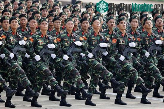 Binh sĩ đồng bộ được chuyển động tay và chân trong những cuộc duyệt binh.