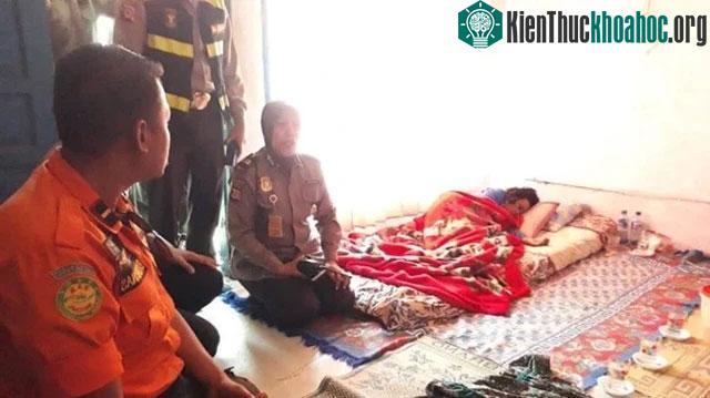 Nining trở về bên gia đình và gây hiếu kỳ bởi câu chuyện của bà.