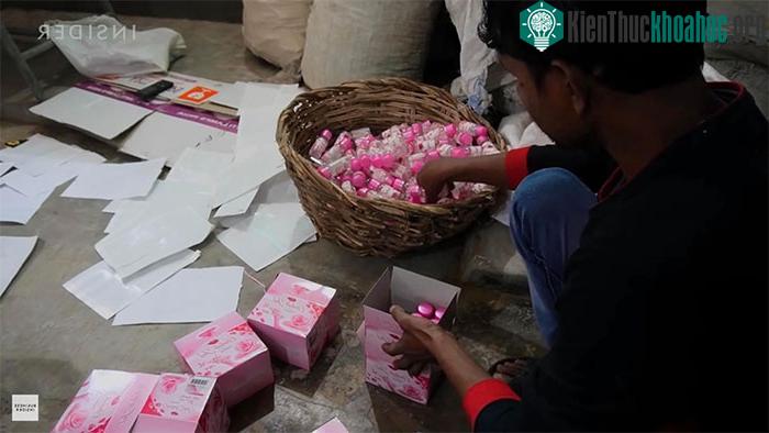 Bước cuối cùng là đóng gói. Bước này cũng được làm thủ công hoàn toàn bằng tay.